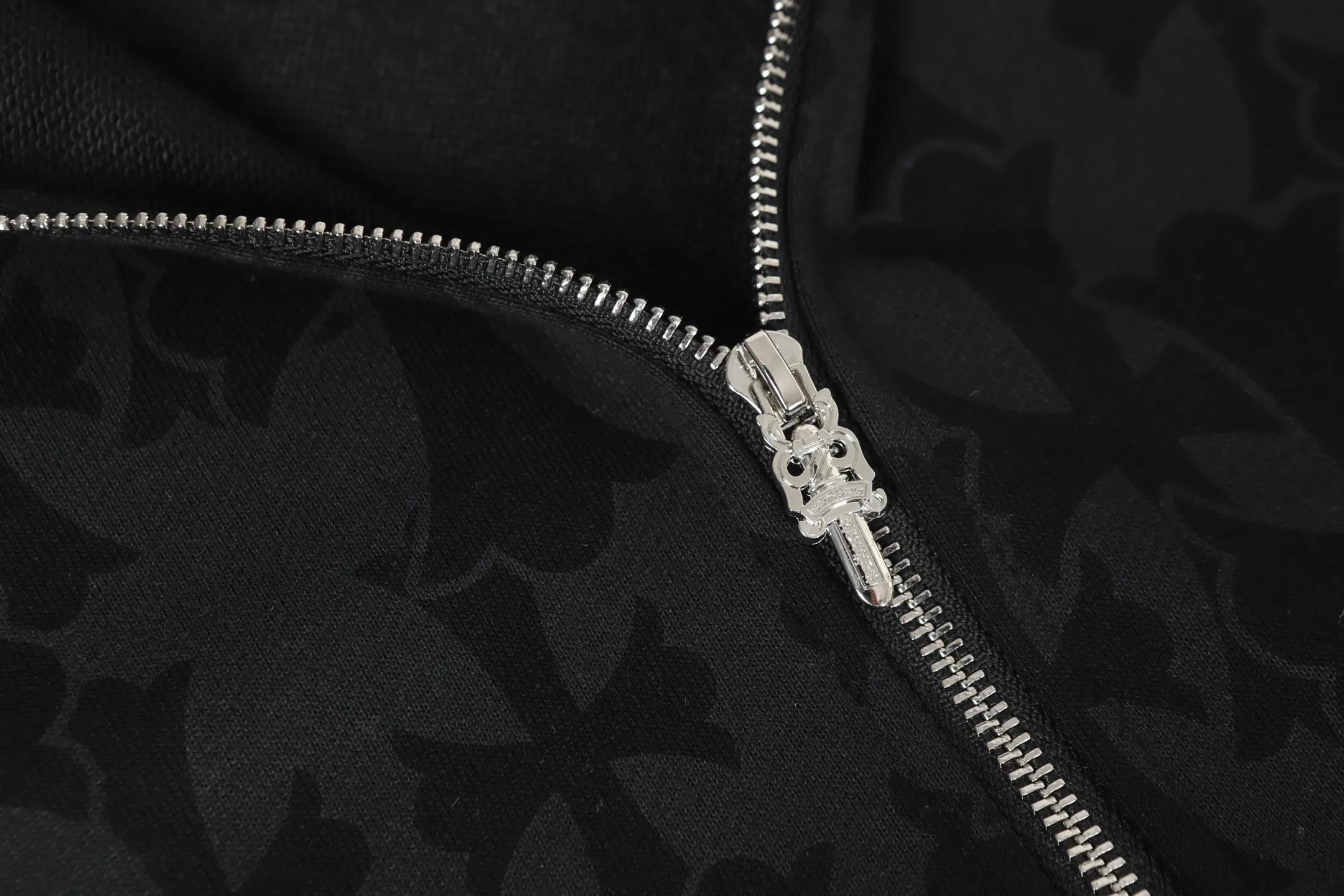 P290 Cross-border running quantity model, please do not place an order if you pursue quality - Chrome Hearts/Chrome Hearts Sanskrit dark pattern all-over printed cross ✝️ Printed zipper sweatshirt cardigan jacket - High weight, high density and high quality. The wool is soft, delicate and skin-friendly. Soft and silky to the touch. Warmth and skin-friendly. - Custom-woven and dyed with no color difference. No matter the fabric or workmanship details, it beats the ordinary version on the market - Hardware zipper accessories are all customized, full of details - Color: black -Size: S M L XL